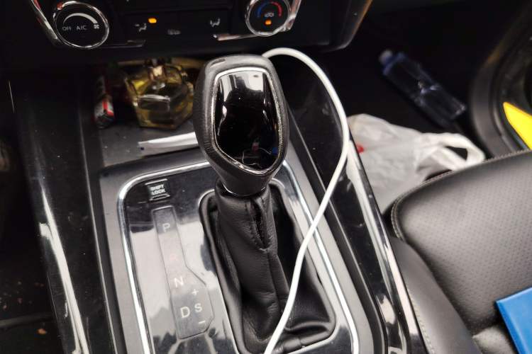 Used Dongfeng Fengon S560 2018 1.8L CVT Smart Connect 7-Seater Gear Lever