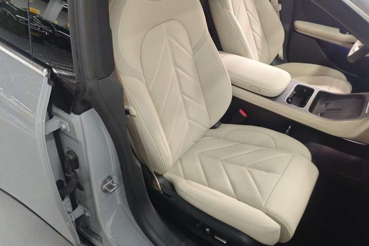 Used Nio ET5 2025 75 kWh Right Front Seat