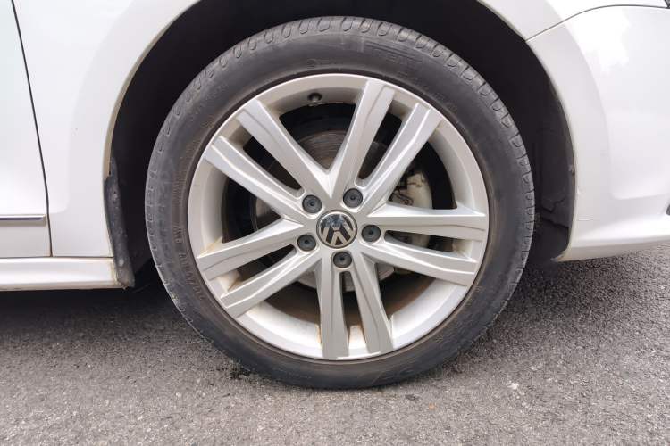 Used Volkswagen Sagitar 2018 280TSI DSG Luxury Model Right Front Wheel Hub