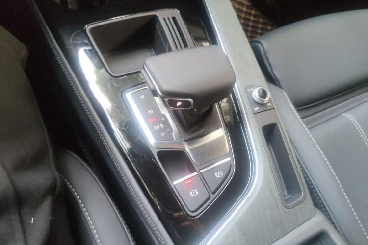 Used Audi A4L 2023 40 TFSI Luxury Dynamic Model Gear Lever