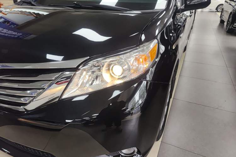 Used Toyota SIENNA 2017 3.5L Four-Wheel Drive LE Trim 7 Seats – U.S. Specification
