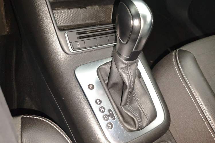 Used Volkswagen Tiguan 2016 300TSI Automatic Two-Wheel Drive Trend Edition Gear Lever