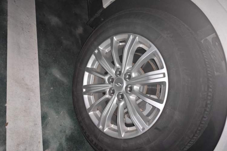 Used Cadillac XT5 2018 28E Four-Wheel Drive Tech Version Right Front Wheel Hub