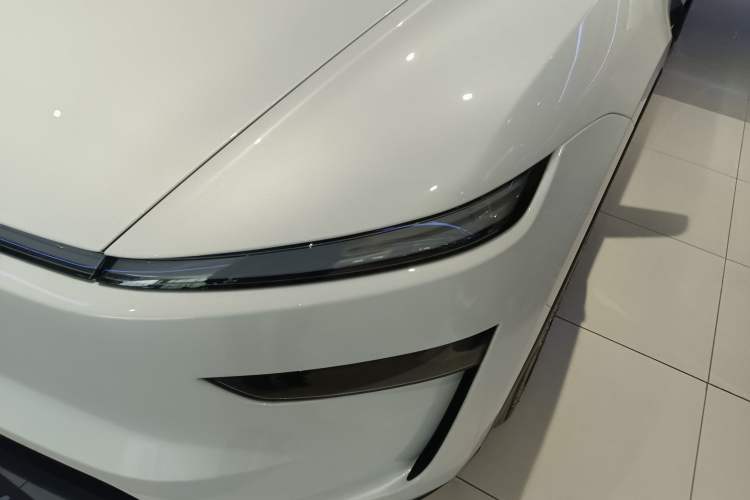 Used Tesla Model Y 2025 Long-Range All-Wheel-Drive Version