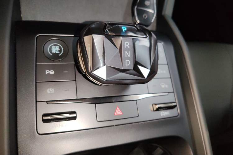 Used BYD Qin L 2025 DM-i Smart Drive 120KM Superior Model Gear Lever
