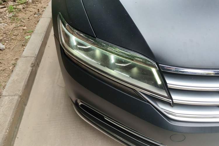 Used Volkswagen Phideon 2019 380TSI Two-Wheel Drive Business Edition China VI Standard Right Front Headlight