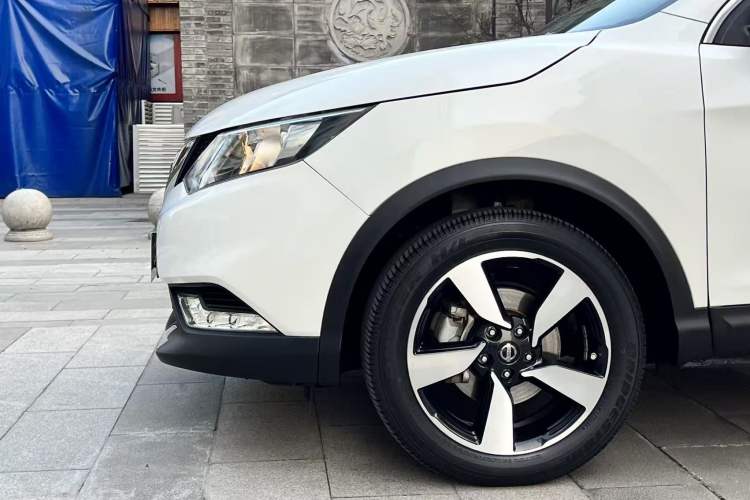 Used Nissan Qashqai 2016 2.0L CVT Luxury Edition Left Front Wheel Hub