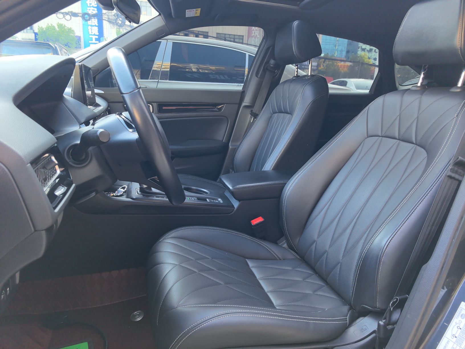 المقاعد الأمامية داخل السيارة