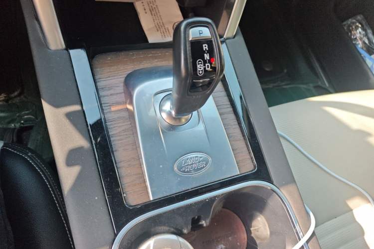 Used Land Rover Discovery Sport 2022 249 PS R-Dynamic S Performance Edition 5 Seats Gear Lever