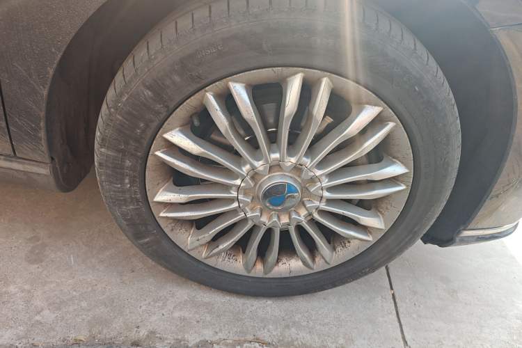 Used Denza 2014 Deluxe Edition Right Front Wheel Hub