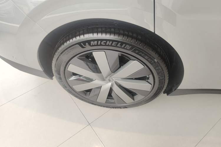 Used Li Auto i6 2025 Model Four-Wheel-Drive Standard Type
