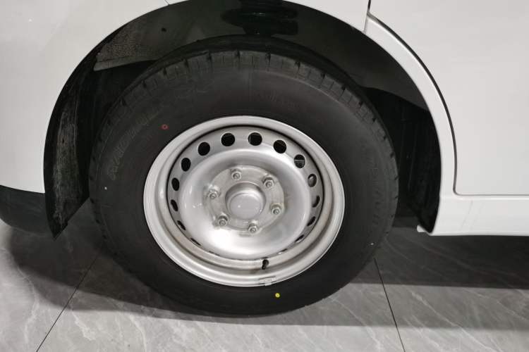 Used Wuling Yangguang 2024 300KM Comfort Version Passenger Van 75kW