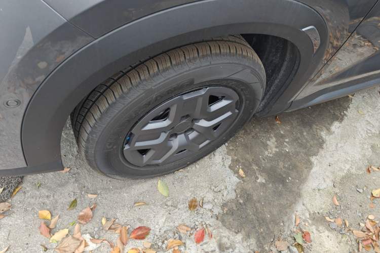 Used BYD Yuan UP 2025 Intelligent Driving Version 401 KM Dynamic Edition Left Front Wheel Hub