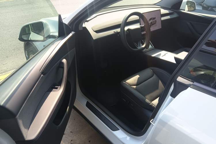 Used Tesla Model Y 2025 Rear-Wheel-Drive Version
