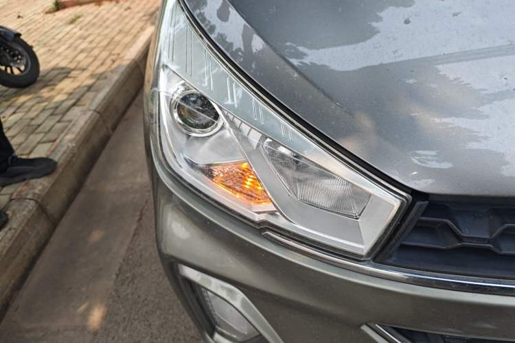 Used Wuling Hongguang S3 2018 1.5T Manual Luxury Model China V Standard Right Front Headlight