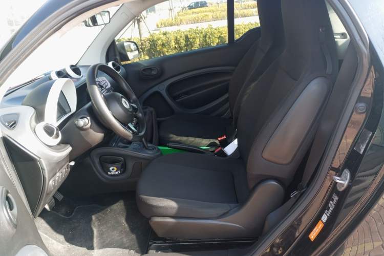 Used smart fortwo 2015 1.0L 52 kW hardtop Dynamic version