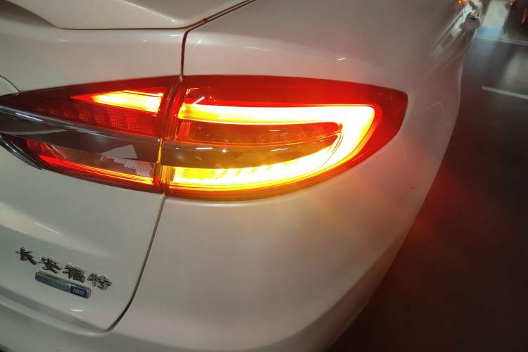 Used Ford Mondeo 2018 EcoBoost 180 Smart Control Fashion Model China V Standard Right Rear Taillight