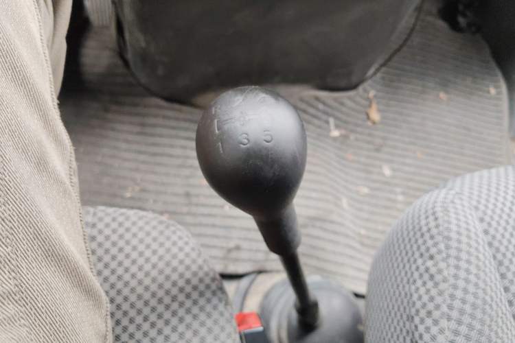 Used Iveco Daily 2021 2.5T A35 M1 Passenger Van 5-9 Seater Short Wheelbase Mid-Roof Design Dual Tires Manual Doors Gear Lever