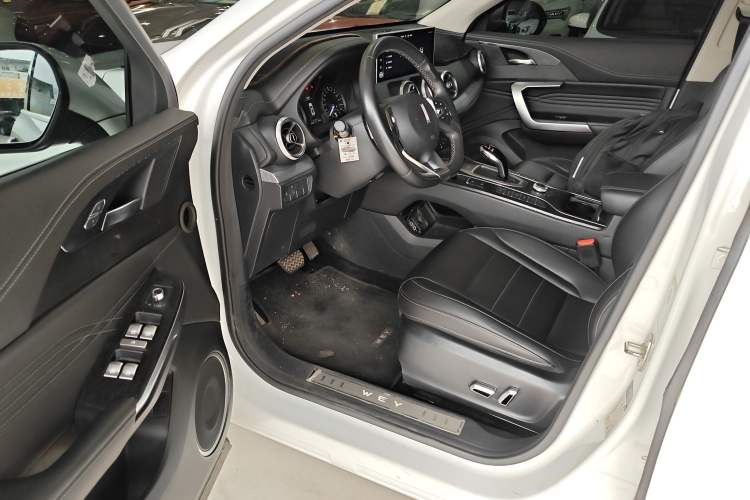Used Wey VV5 2020 1.5T Two-Wheel Drive Color Pioneer Driver Seat