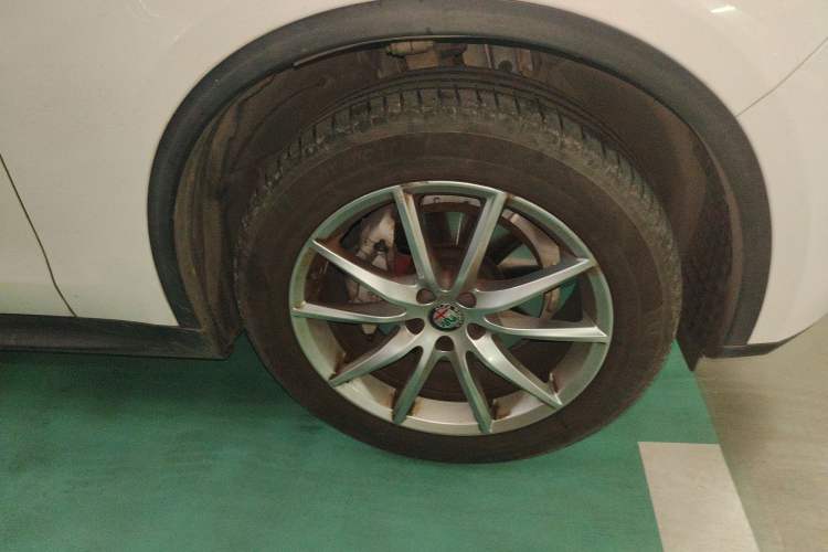 Used Alfa Romeo Stelvio 2017 2.0T 200HP Luxury Edition Right Front Wheel Hub