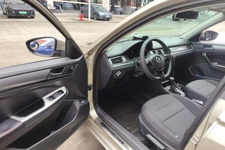 Used Volkswagen Bora 2016 1.6L Automatic Fashion Model Driver Seat