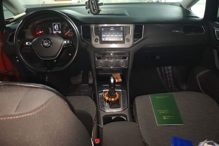 Used Volkswagen Golf Sportsvan 2016 230TSI Automatic Trend Edition Center Console