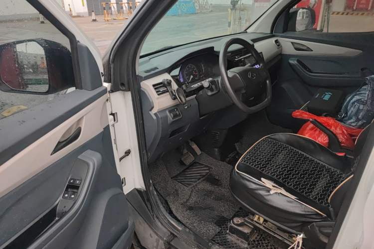 Used SAIC MAXUS EV30 2023 Pure-Electric Smart Logistics Expert with Long Wheelbase—Equipped with CATL Power Battery
