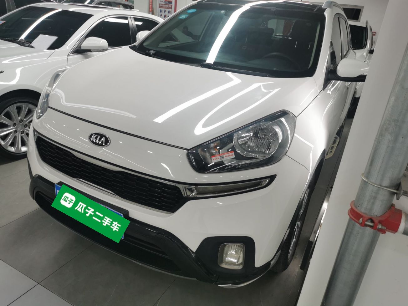 تحت مقدمة السيارة