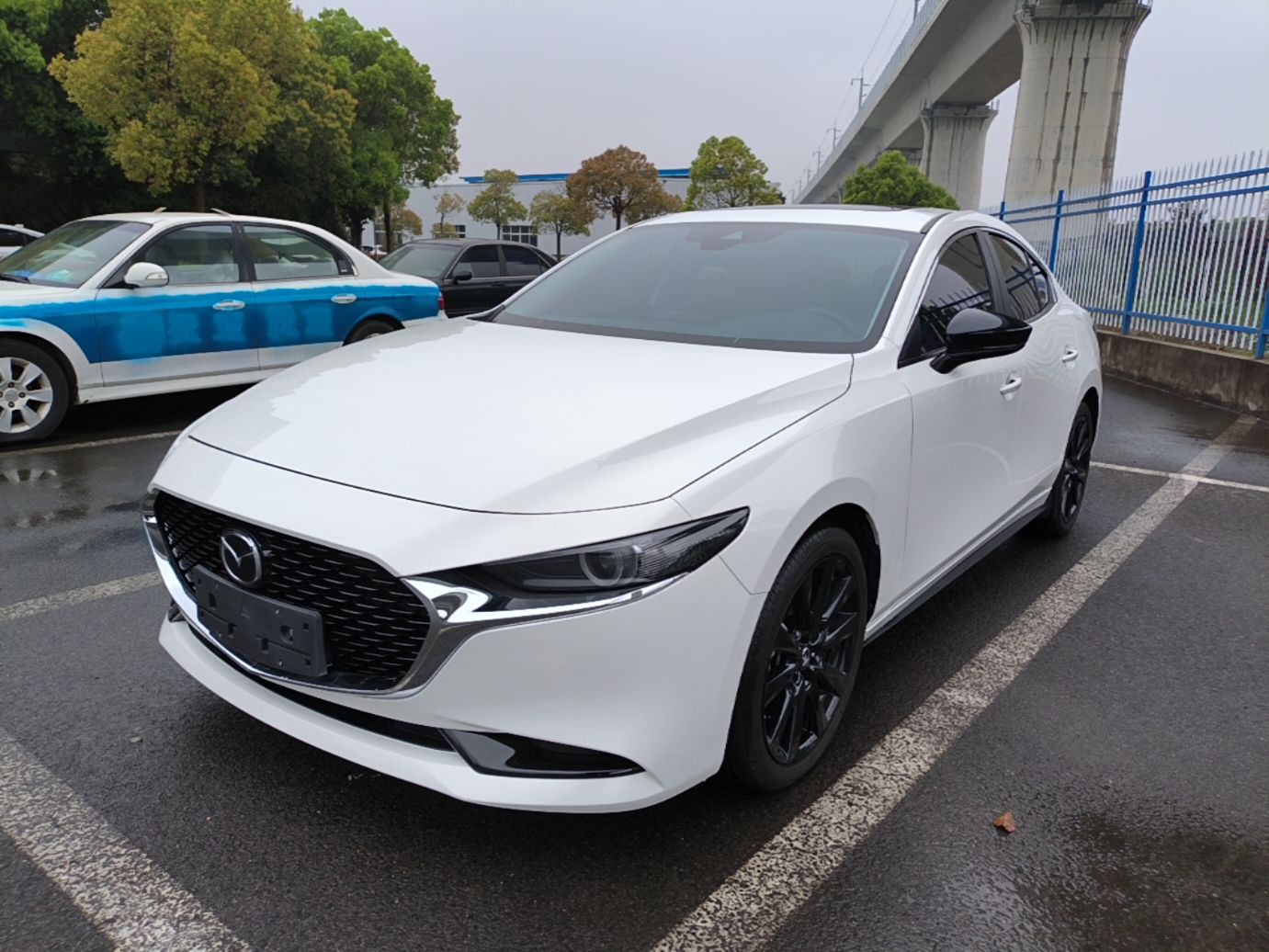 Под передней частью автомобиля