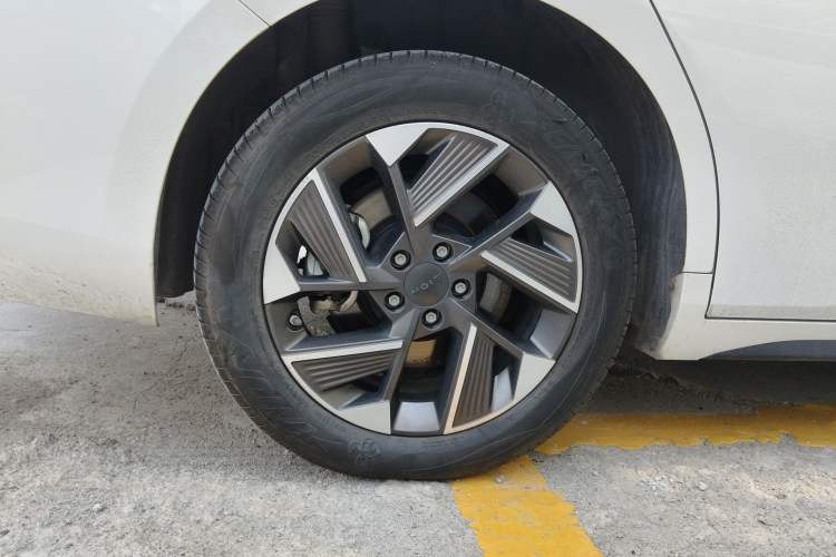 Used AION S Plus 2025 Comfort Version 53.241 kWh Right Rear Wheel Hub