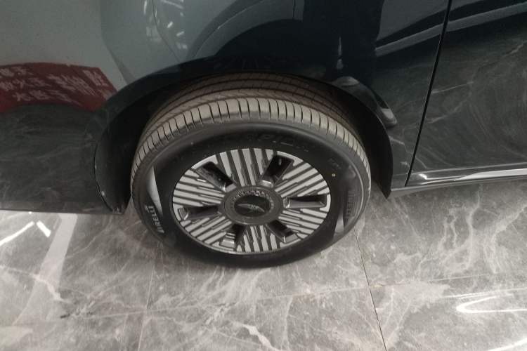 Used Geely Galaxy LEVC L380 2024 140-Degree 6-Seater All-Wheel-Drive Ultra