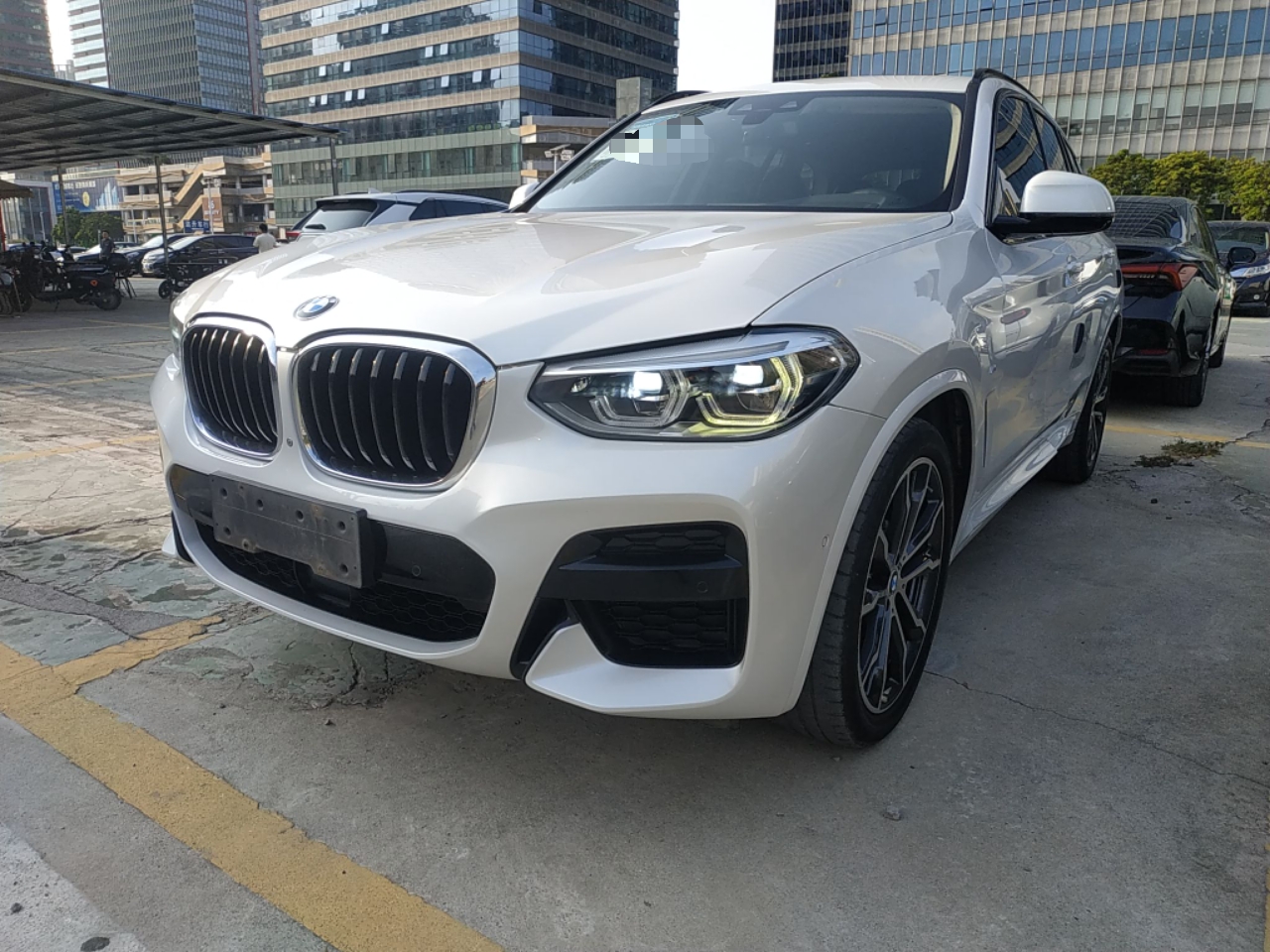 تحت مقدمة السيارة