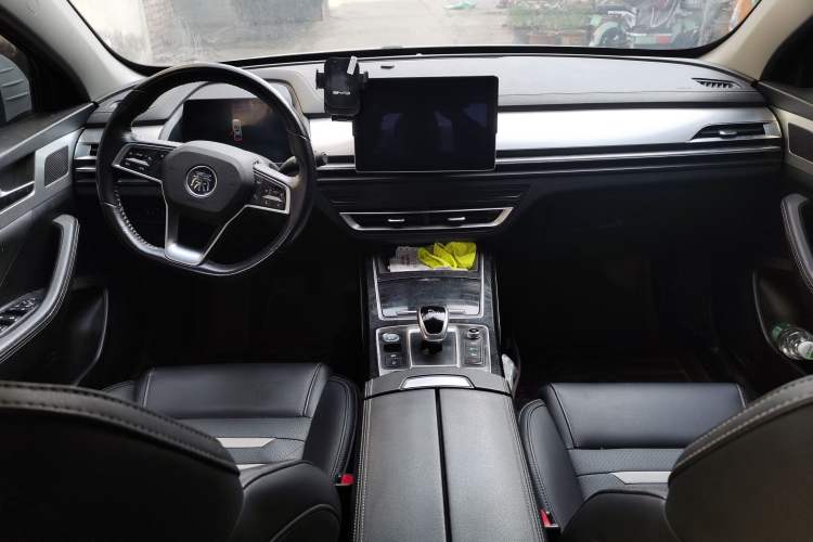 Used BYD Qin Pro New Energy 2019 DM Super Edition 1.5TI Automatic Smart Connect Speedy Model China VI Standard Center Console