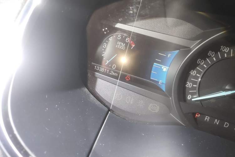 Used Ford Edge 2015 2.0T GTDi 4x4 High-Grade Model Odometer Close Up