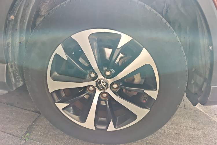 Used Toyota RAV4 2016 2.0L CVT Two-Wheel Drive Fashion Edition China V Standard
