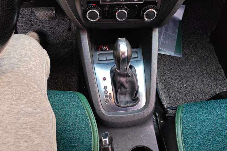 Used Volkswagen Sagitar 2014 Revised Version 1.6L Automatic Comfort Edition Gear Lever
