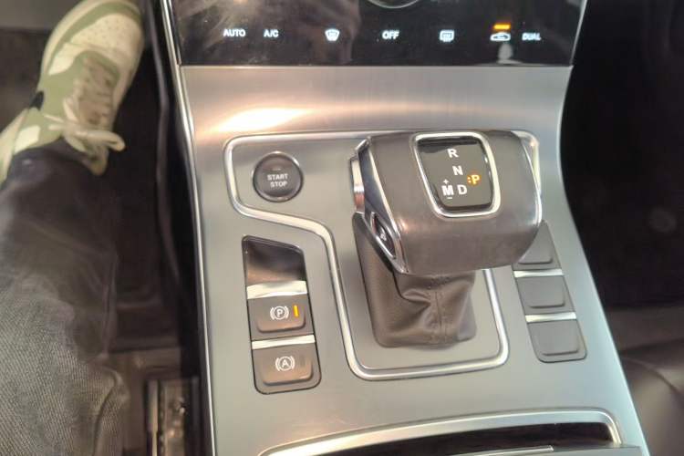 Used Hongqi H5 2022 Classic Model Facelift 1.5T DCT Qiyun Edition Gear Lever