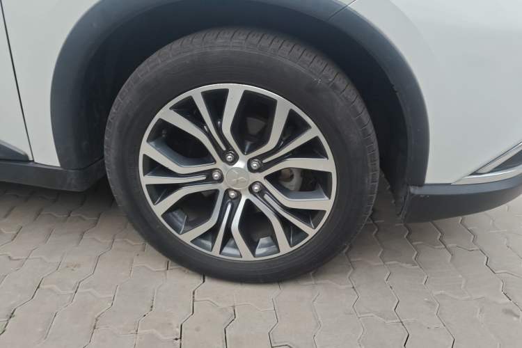 Used Mitsubishi Outlander 2018 2.4L 4x4 Prestige Edition 7 Seats Right Front Wheel Hub