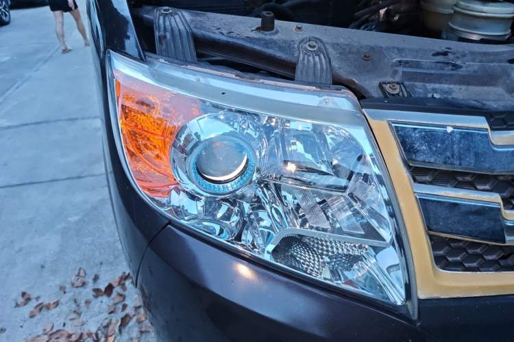 Used Dongfeng Yufeng 2018 2.5T Logistics Vehicle A100 Short Wheelbase Mid-Roof 5-9 Seater China V Standard ZD25