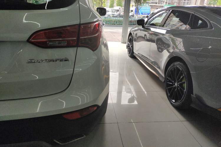 Used Hyundai Santa Fe 2015 2.0T Automatic Two-Wheel Drive Smart Version 5 Seats Right Rear Taillight