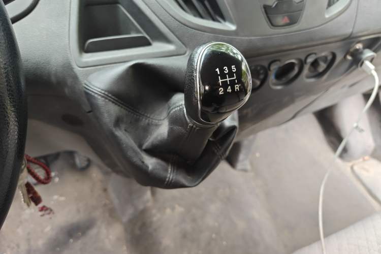 Used Ford Transit 2017 2.0T Diesel Multi-Function Commercial Vehicle Mid-Drive Mid-Roof China V Standard
