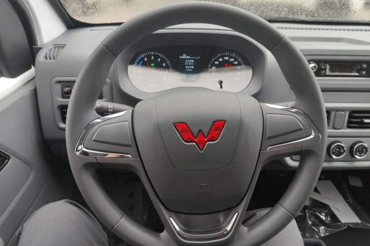 Used Wuling Yangguang 2025 Model 400km Bus Edition—Comfort Edition
