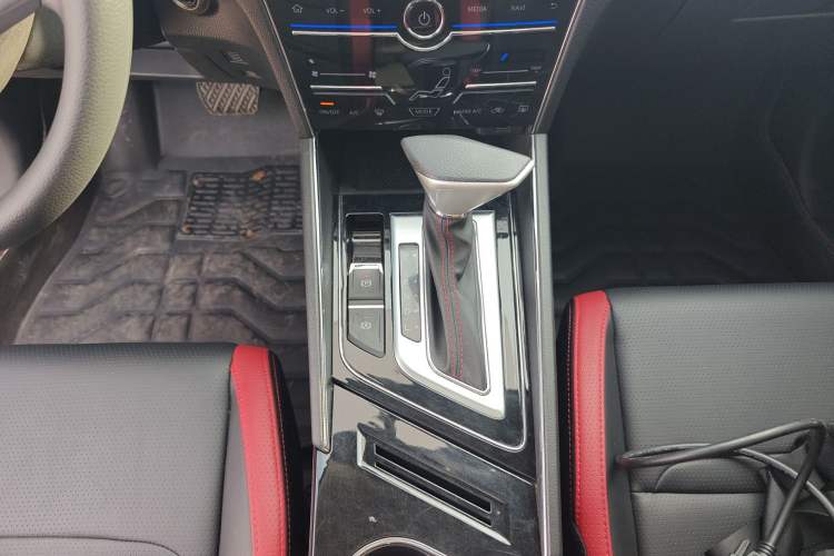 Used Venucia T60 2020 1.6L CVT Smart Drive Version China VI Standard Gear Lever