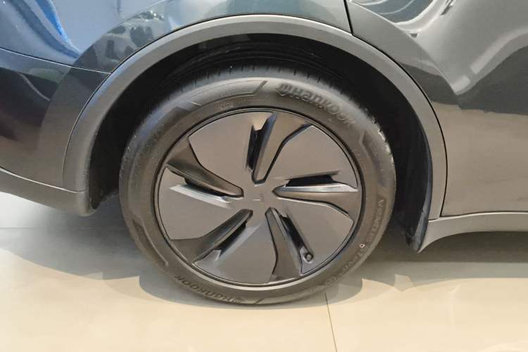 Used Tesla Model Y 2025 Long-Range All-Wheel-Drive Version