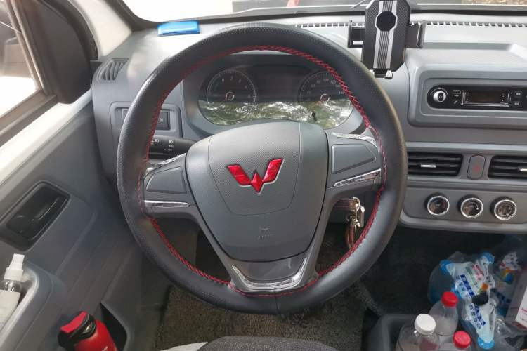 Used Wuling Yangguang 2024 300KM Comfort Version Passenger Van 75kW Steering Wheel