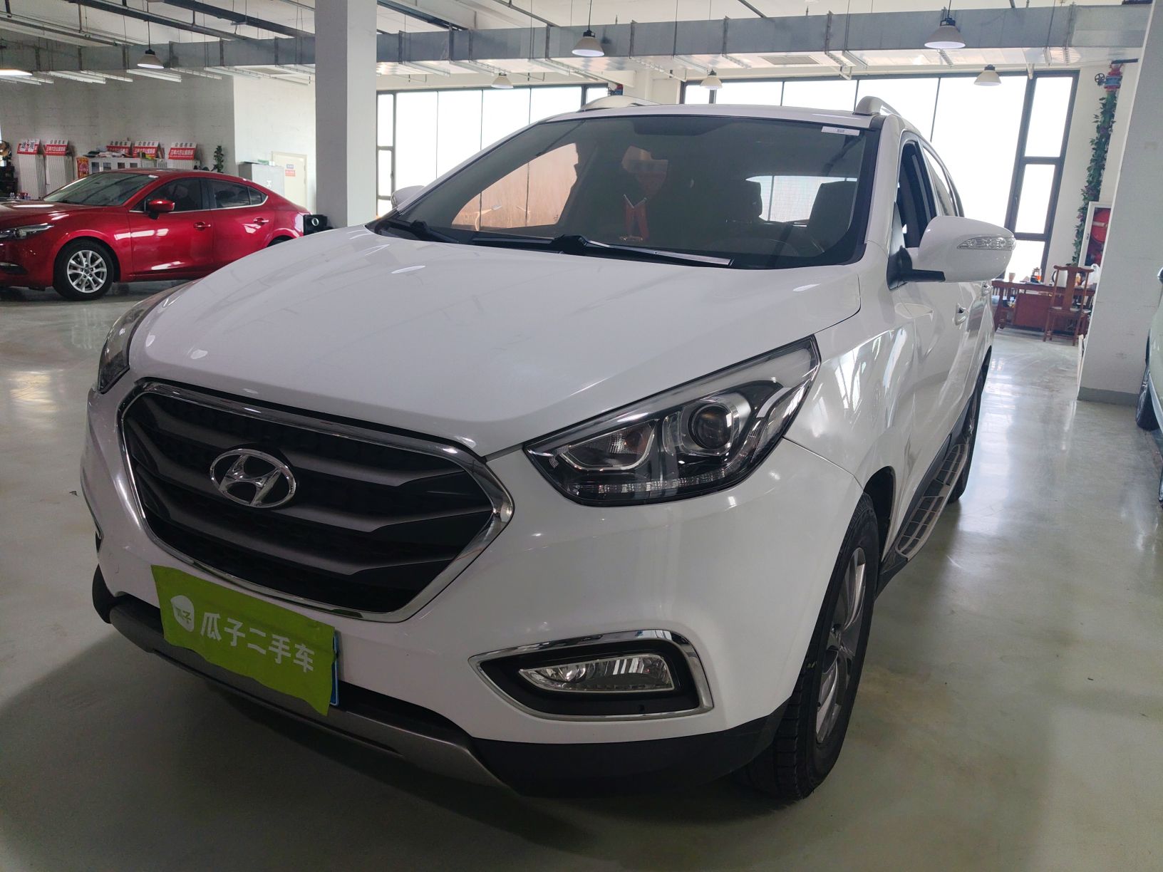 تحت مقدمة السيارة