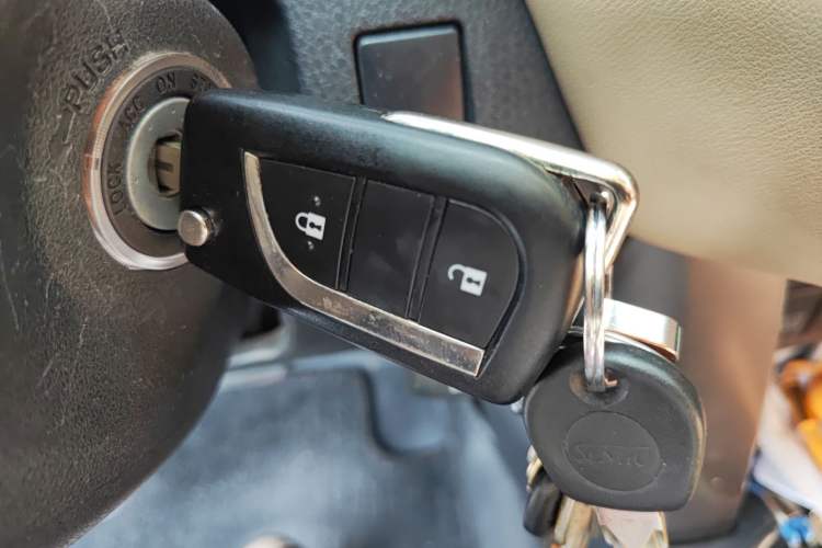 Used Toyota RAV4 2015 2.0L CVT Two-Wheel Drive Fashion Edition Vehicle Key