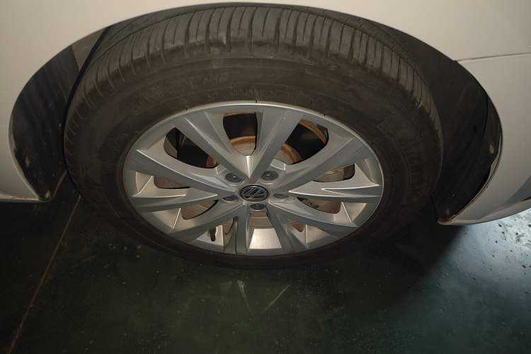 Used Volkswagen Lavida 2017 1.6L Automatic Comfort Edition Right Front Wheel Hub
