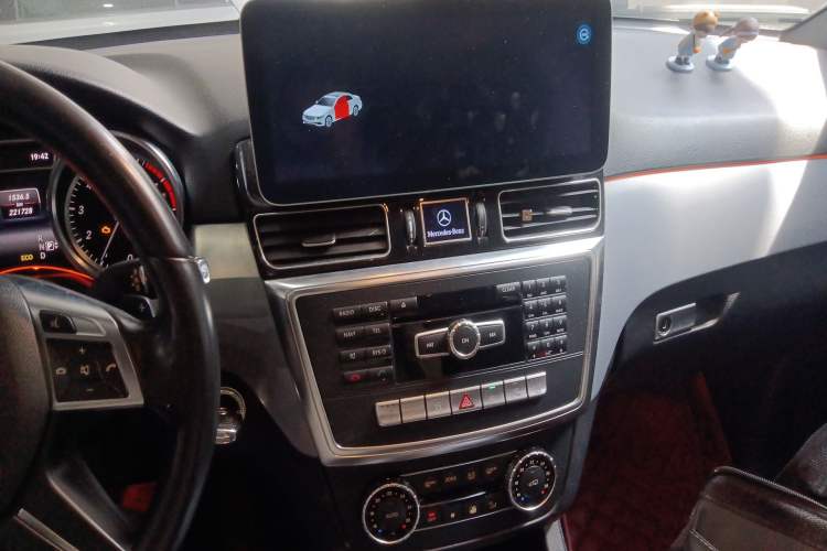 Used Mercedes-Benz M-Class 2014 ML 320 4MATIC Audio And AC Panel