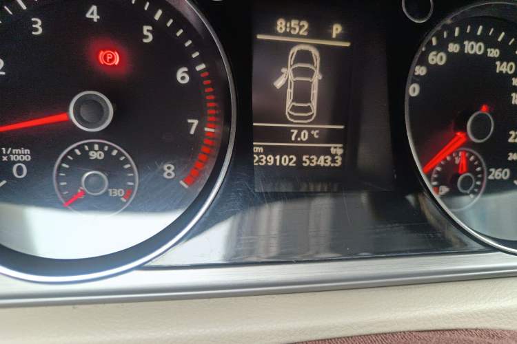 Used Volkswagen Magotan 2012 Revised Version 1.8TSI Leading Edition Odometer Close Up